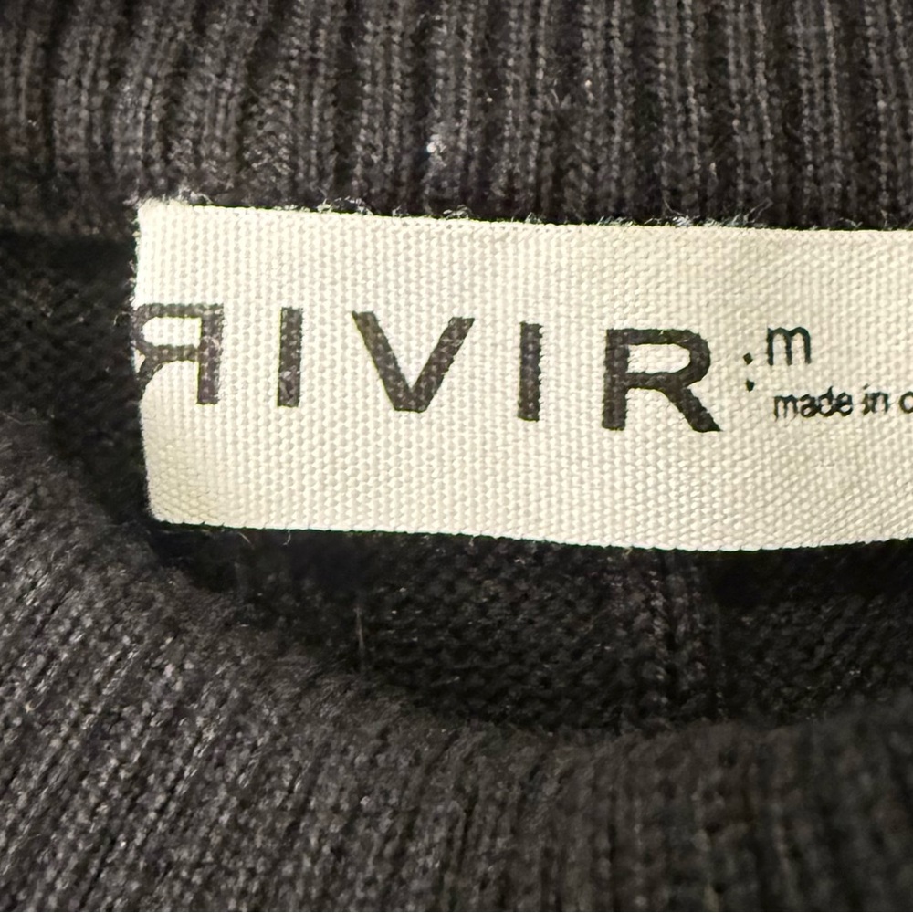 💕 Women’s Rivir NWT Black Ribbed Turtleneck Sweater in Size Medium - Picture 3 of 4